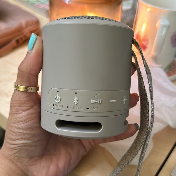 Sony portable rechargeable speaker - Picture 3 of 4